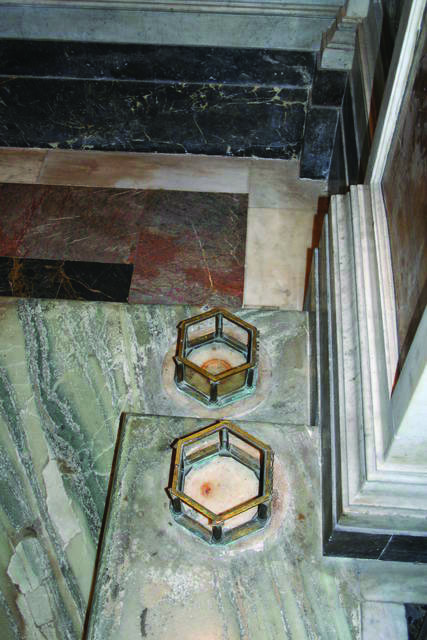 details de l'empreinte de l'hostie laissée sur les marches.